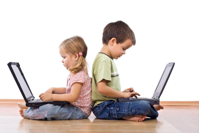 мальчик и девочка с компьютерами